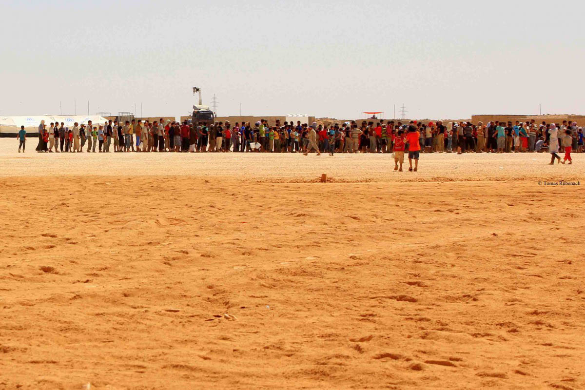 Refugees queuing for water in Zaatari © Tom Rübenach