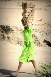 Maedchen in Darfur: Sie wuerde von TTIP nicht profitieren (c) Tom Ruebenach