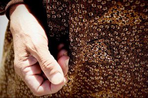 Die Hand einer alten Frau, geflohen aus Syrien © Tom Rübenach