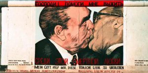 Judasküsse an der Mauer © Bundesarchiv