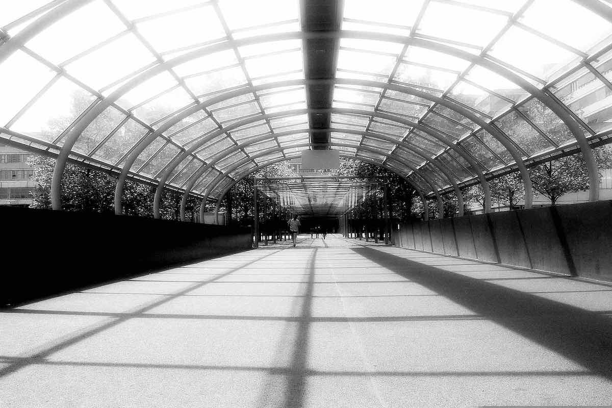 AfD zersetzt, zerstört, hasst. Sonst nichts. Foto © Tom Rübenach Das Foto zeigt einen überdachten Durchgang, dessen Konturen nach unten Schatten werfen.