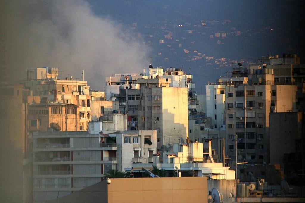 Dunkler Rauch steigt links im Bild hinter Hochhäusern nach einem Bombenabwurf der Israelis auf. Das war im Jahr 2006. © Tom Rübenach