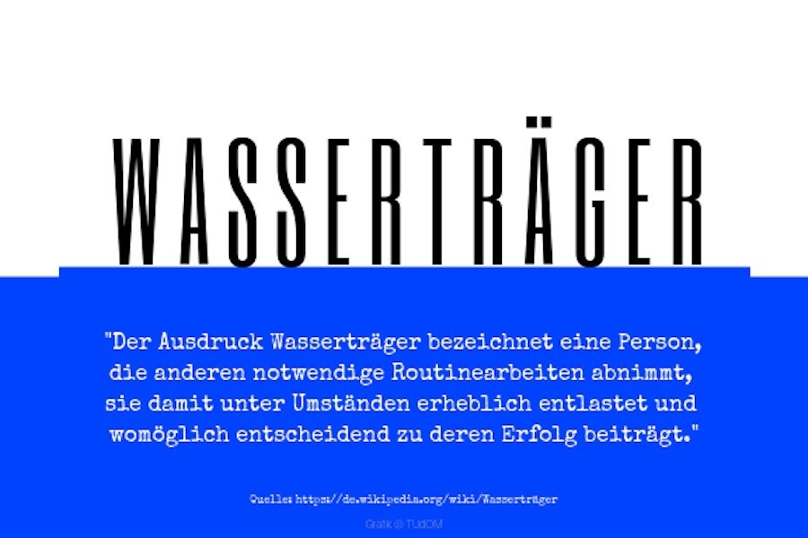 Definition des Wortes "Wasserträger" aus dem Onlinelexikon Wikipedia: "Der Ausdruck Wasserträger bezeichnet eine Person, die anderen notwendige Routinearbeiten abnimmt, sie damit unter Umständen erheblich entlastet und womöglich entscheidend zu deren Erfolg beiträgt."