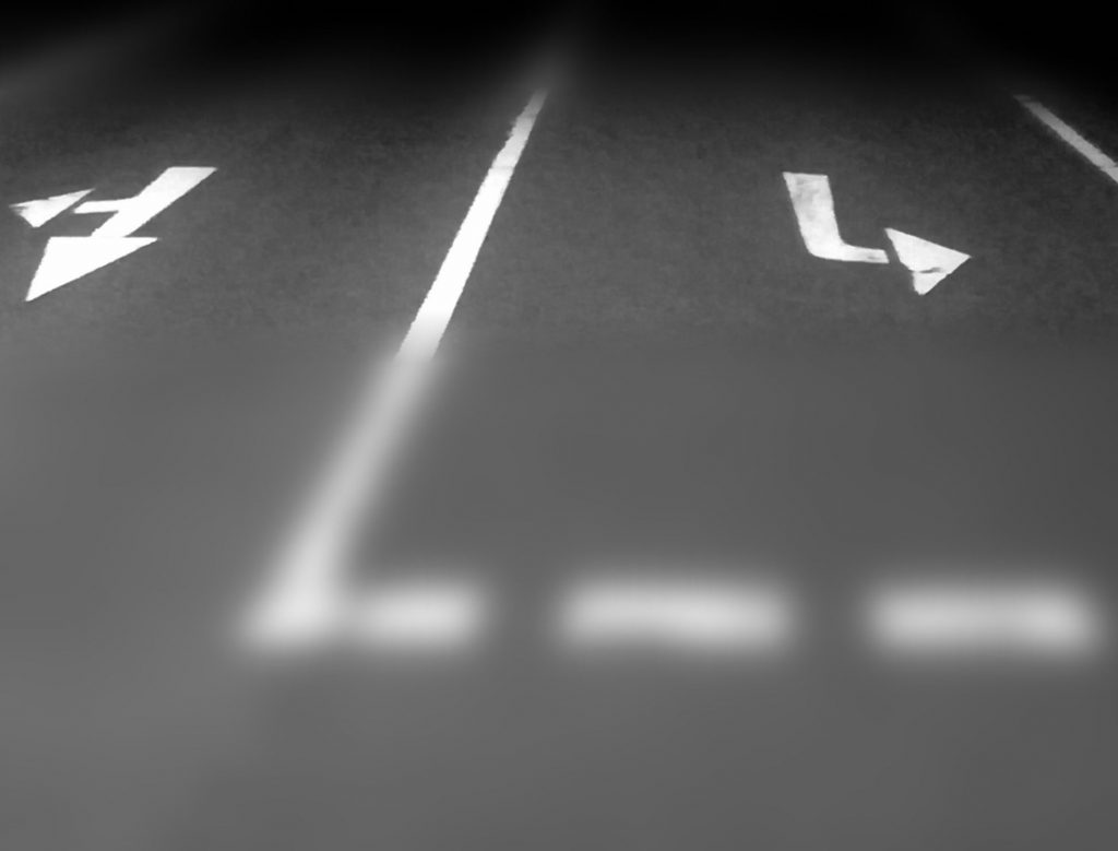 Die Frage lautet: in welche Richtung wird es gehen? Man sieht auf einer Straße verschiedene Richtungspfeile. © Tom Rübenach