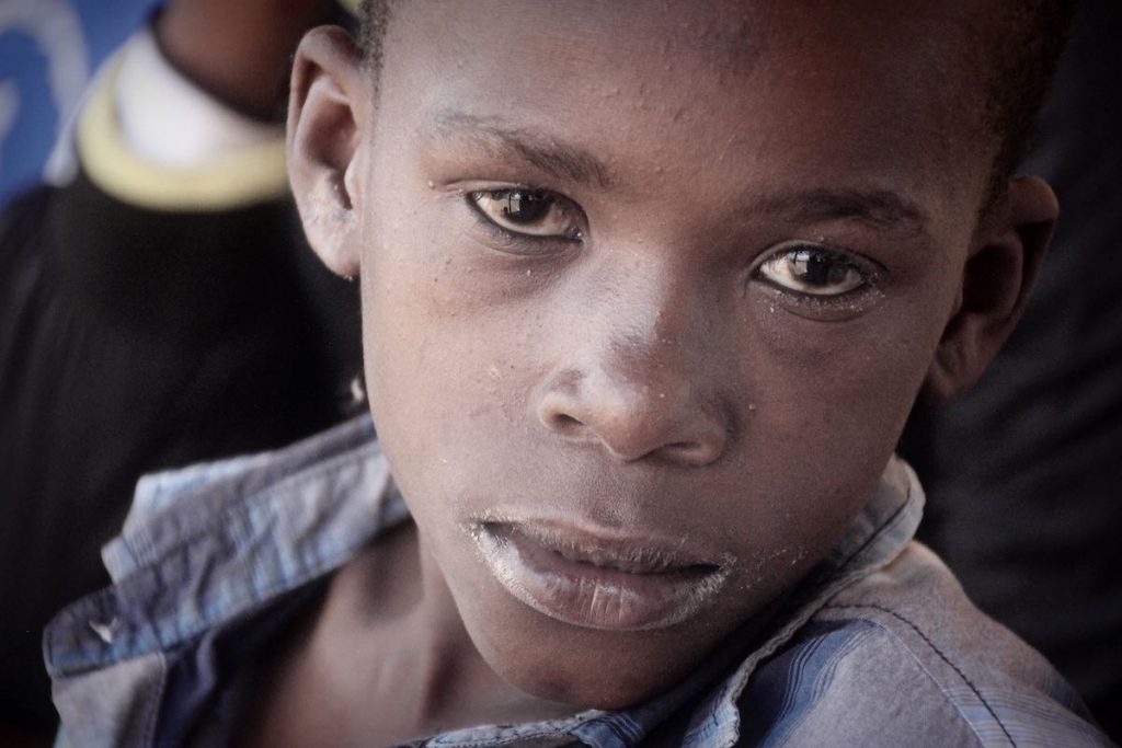 Morgan, ein Junge aus dem Slum Korogocho, will auch in die Schule gehen. © Tom Rübenach