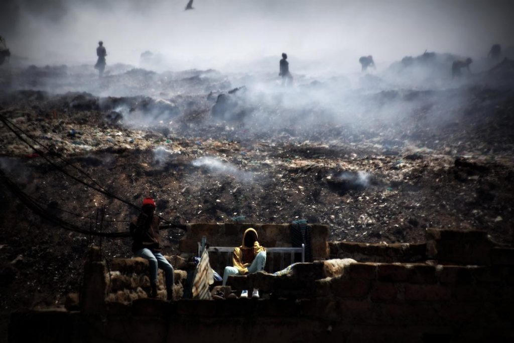 Eine offene Müllhalde, auf der die Slumbewohner herumgehen, um Lebensmittel für sich zu finden oder reste, die sie an Händler verkaufen können. @ Tom Rübenach