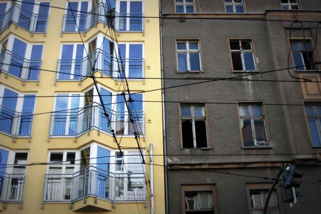 Zwei Häuser: links ein restauriertes und rechts ein altes, aus der Vor-Wende-Zeit, in Berlin. © Tom Rübenach