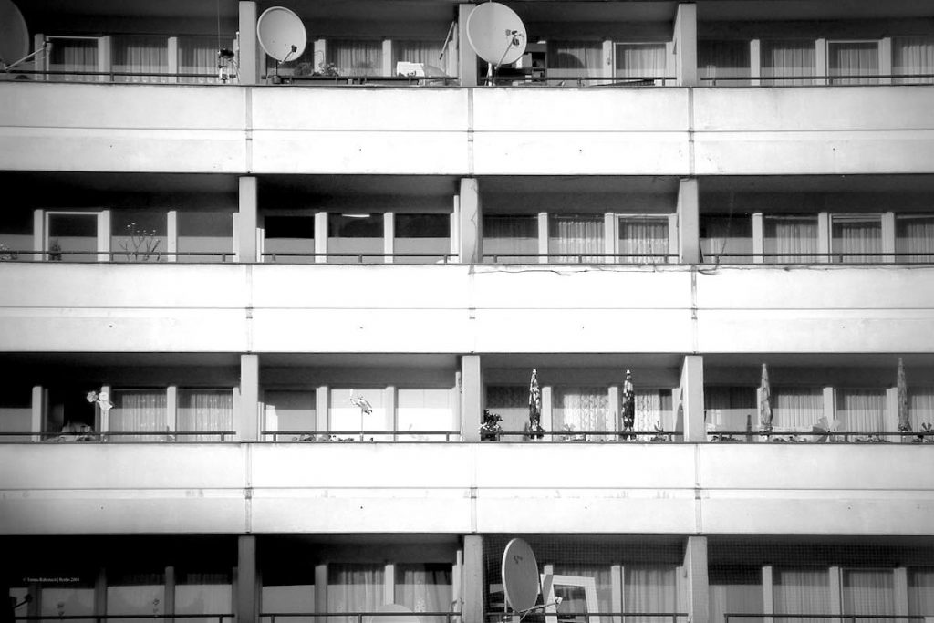 Ansicht eines Wohnsilos am Kottbusser Tor in Berlin, in schwarzweiß | Photo © Tom Rübenach
