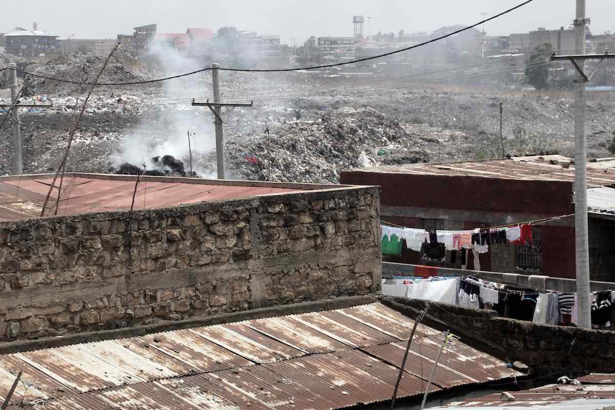 Barraken, Wäscheleinen und der offene Müllplatz im Slum Korogocho in Nairobi © Tom Rübenach