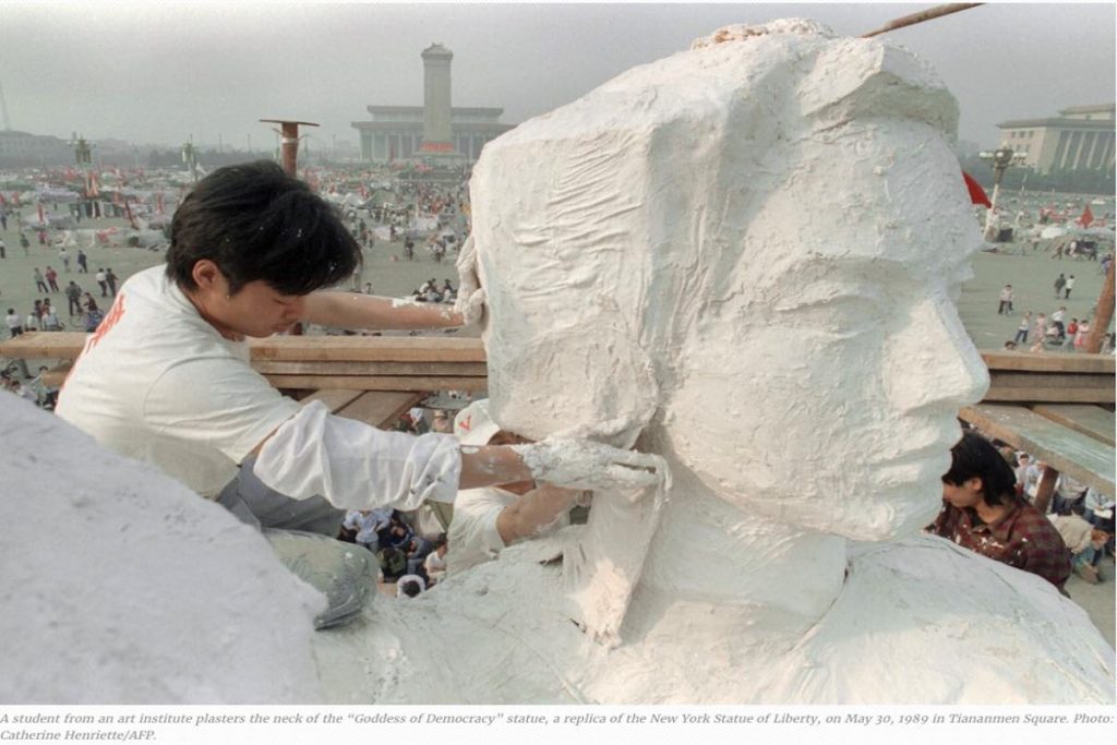 Ein chinesischer Kunststudent arbeitet an der "Göttin der Demokratie" in Peking im Mai 1989 © Catherine Henriette (AFP)