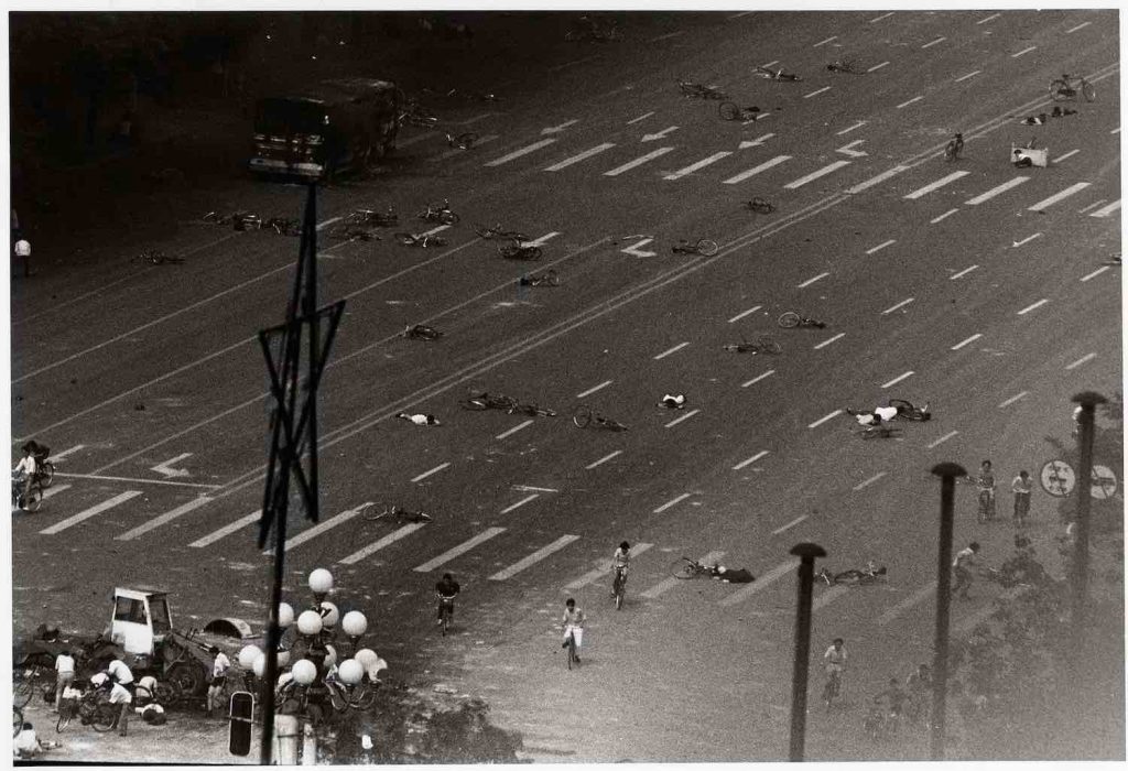Schwarzweiß-Foto von Kan Tai Wong: Leichen liegen verstreut auf dem Tiananmen-Platz in Peking im Juni 1989.