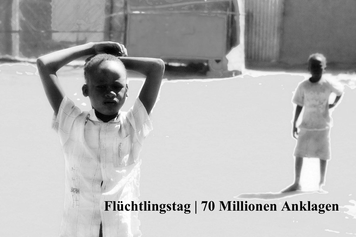 Flüchtlinge auf einem Foto aus dem Sudan als Artikelbild in Schwarz-Weiß. Darauf der Text: Flüchtlingstag - 70 Millionen Anklagen" | Photo © Tom Rübenach