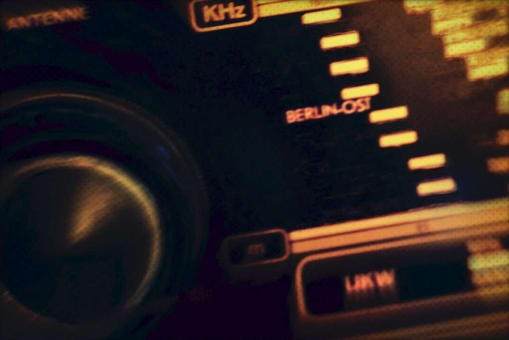Radioskala mit "Berlin-Ost" auf dem alten Radio. © Tom Rübenach