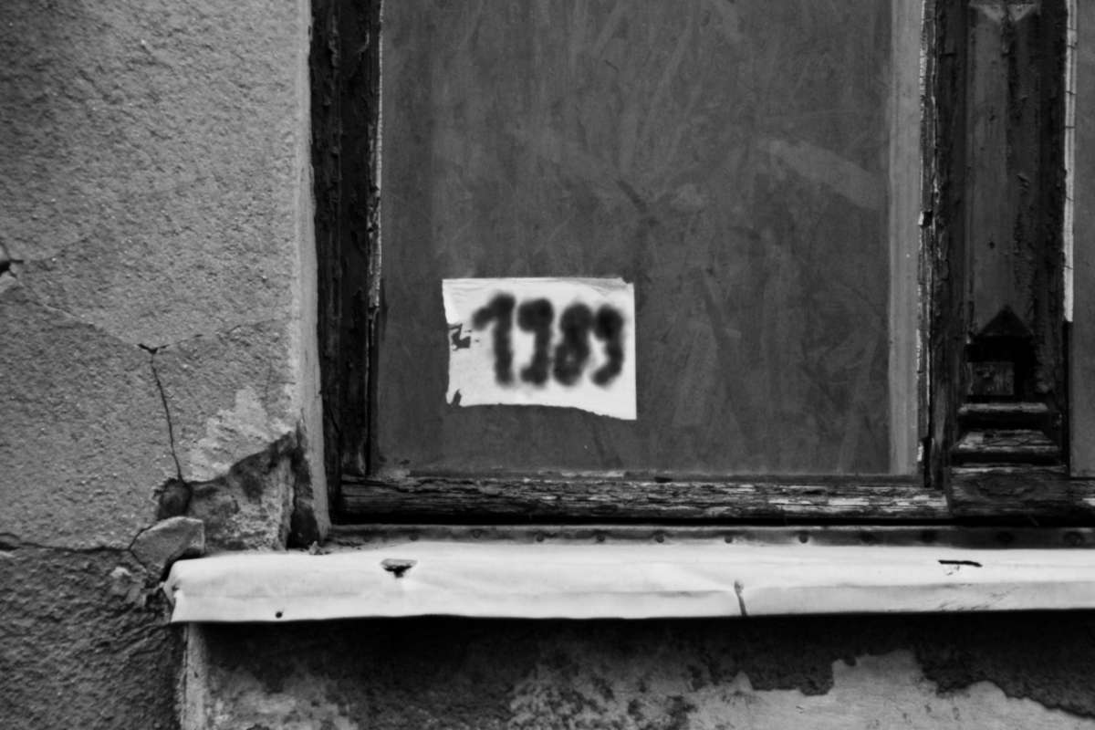 Ein geschlossenes Holzfenster mit dem Graffiti: "1989" © Tom Rübenach