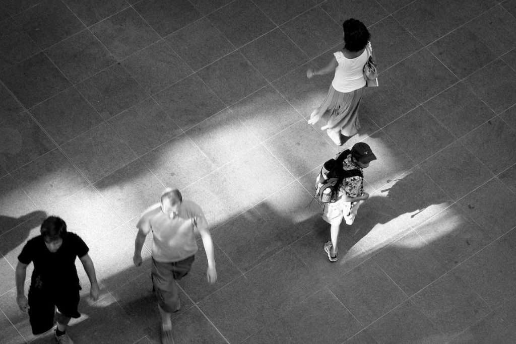 Verschiedene Menschen gehen in unterschiedliche Richtungen © Tom Rübenach