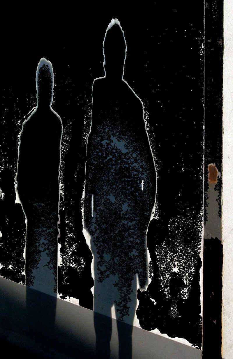 Zwei dunkle Gestalten von hinten, die kaum erkennbar sind - Auschwitz-Leugner von ganz rechts. © Tom Rübenach