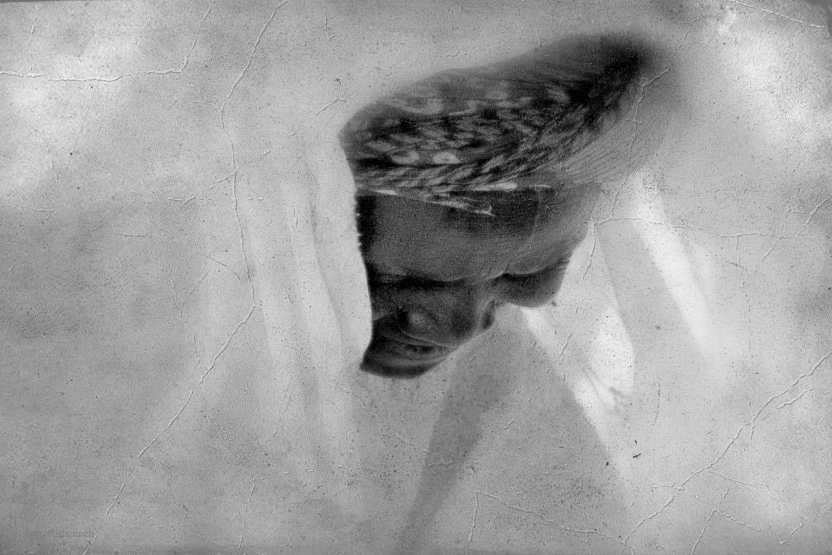 Frau mit weißem Schleier im Niger, schwarzweiß-Foto. © Tom Rübenach