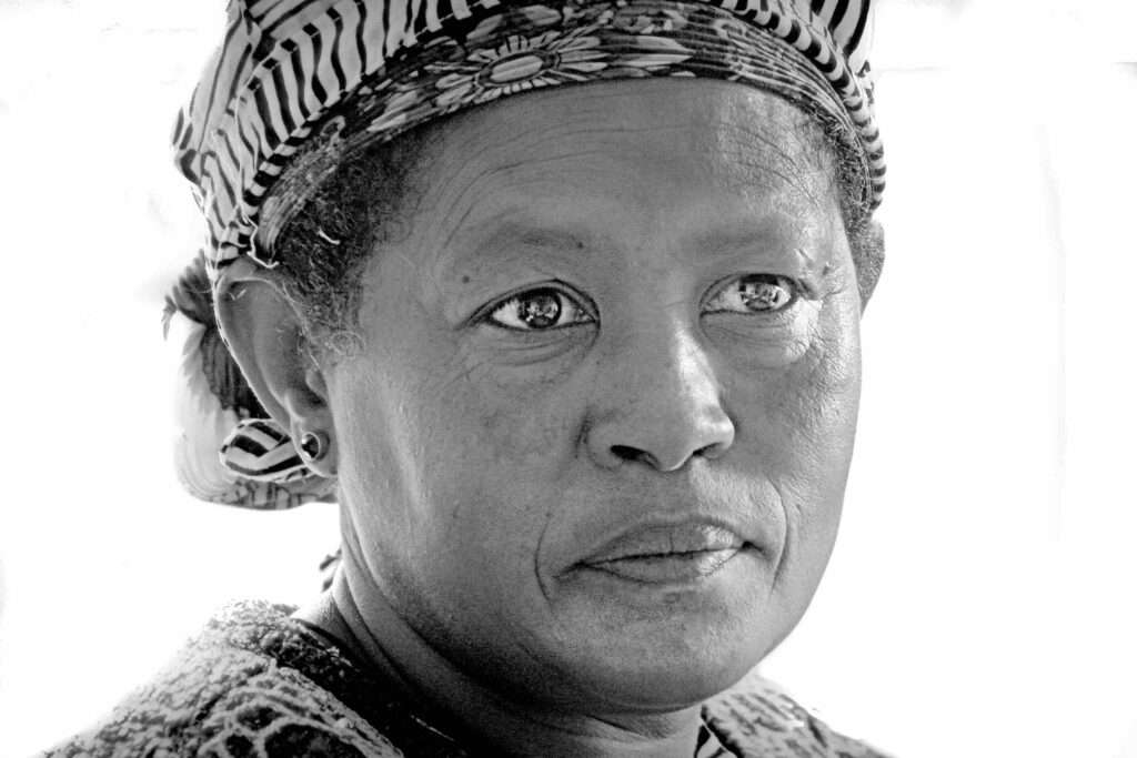 Frau aus Addis Abeba (Äthiopien), die Hungernden mit einfachsten Mitteln hilft, indem sie etwas kocht. Auch sie erhält den Friedensnobelpreis nicht. | Foto © Tom Rübenach