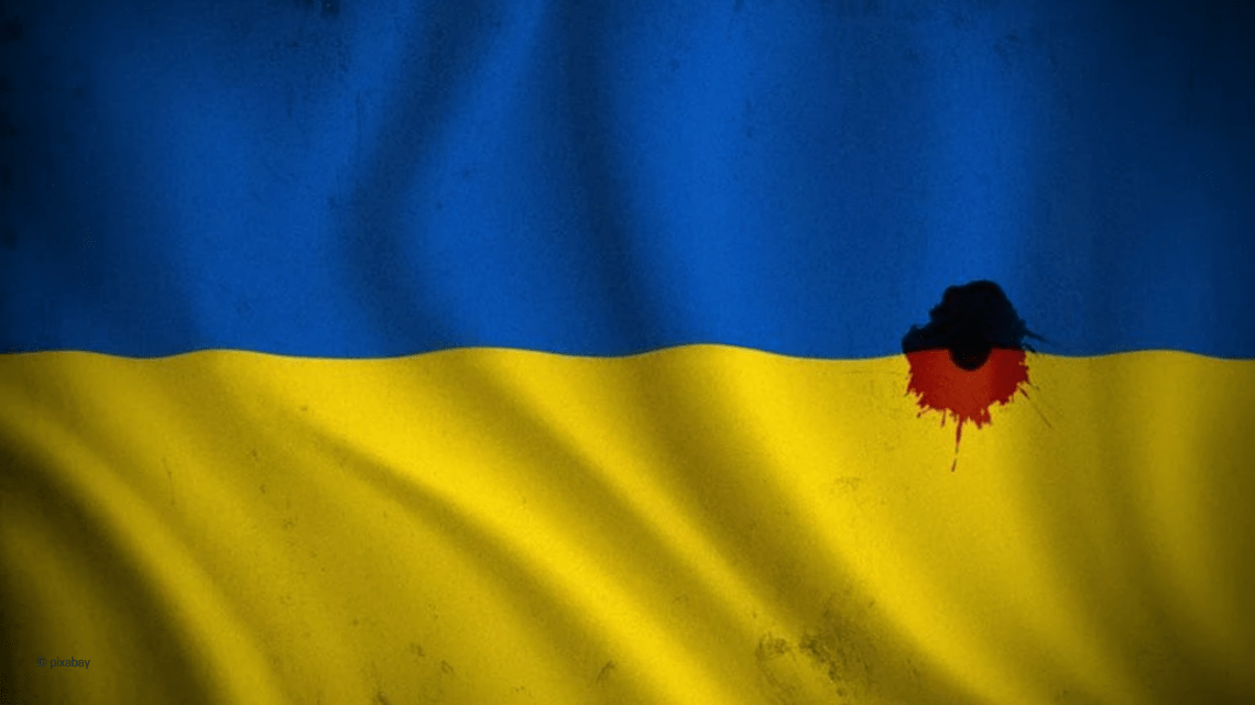 Die Flagge der Ukraine mit einem blutigen Einschussloch | Foto © pixabay