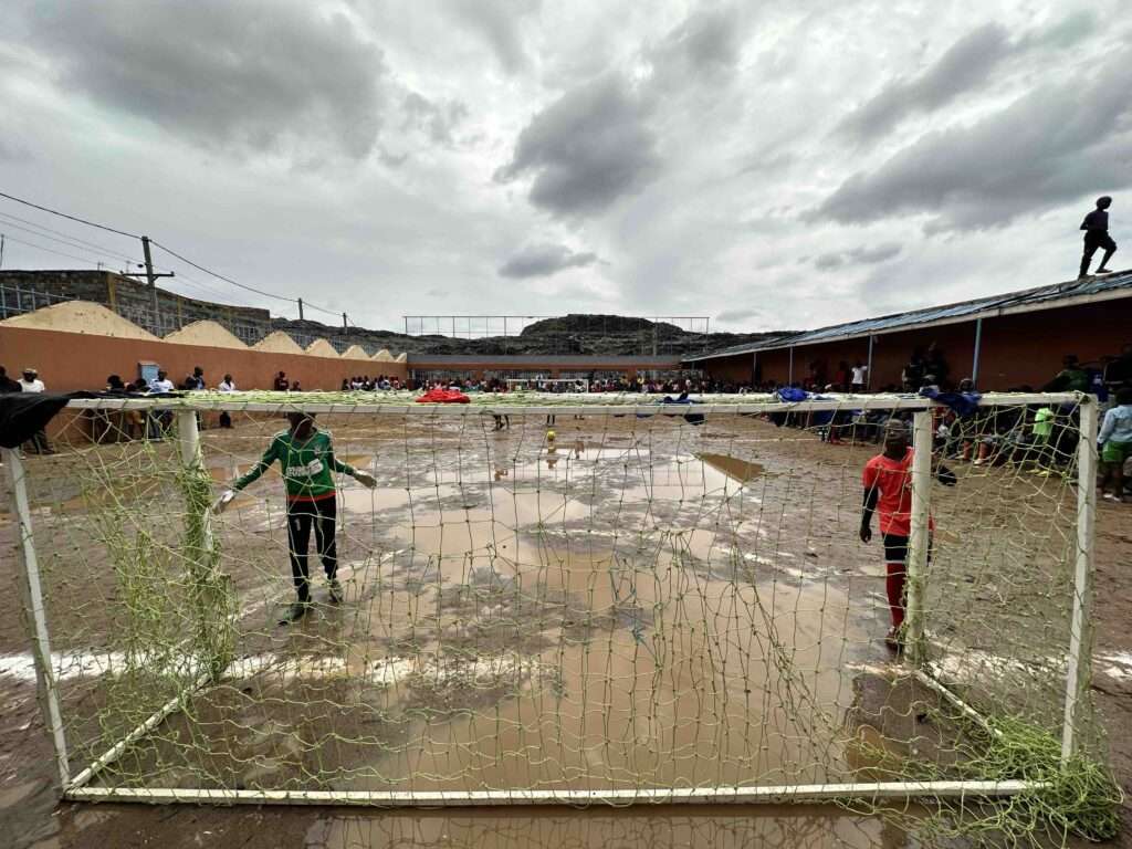 Qatar versus Korohocho: Hier im Slum wird echter Fußball gespielt. | Foto © Tom Rübenach