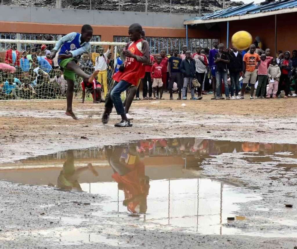 Notfalls auch ohne Fußball-Schuhe: Slum-Footie im Slum Korogocho in Nairobi | Foto © Tom Rübenach