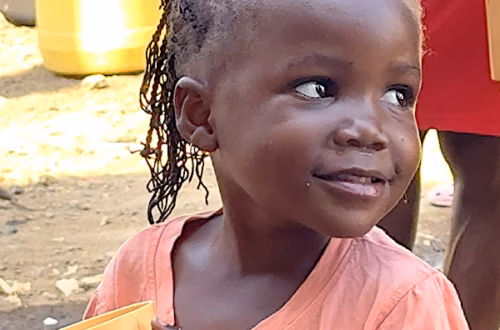 A girl in the Korogocho slum in Nairobi, Kenya | Foto © Tom Rübenach