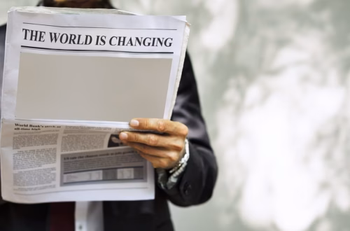 Ein Mann liest eine Zeitung, auf der statt eines Leitartikels ein weißer Fleck zu sehen ist. Die Schlagzeile lautet "The world is changing".