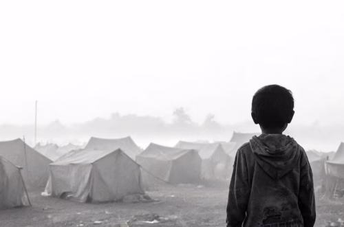 Ein Kind am Rand eines Flüchtlingslagers im Morgenlicht – Symbolbild zum Weltflüchtlingstag 2026